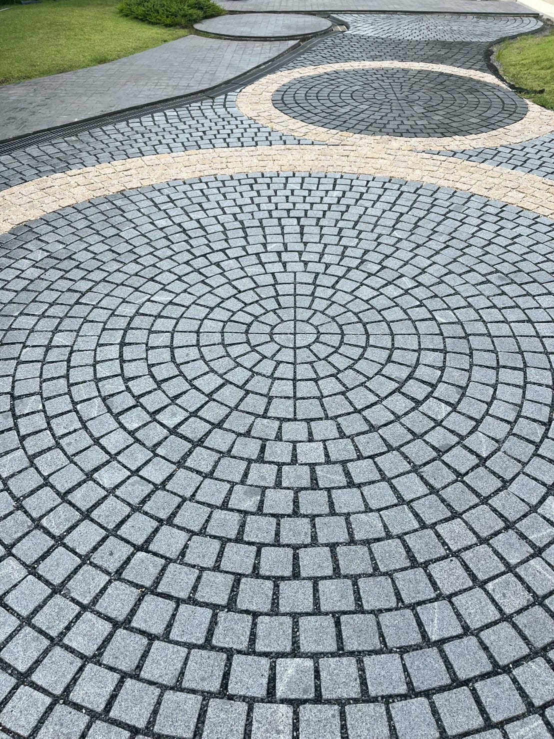 หินลูกเต๋าปูพื้น COBBLESTONE แบบวงกลม MODERN DECOR รุ่นซิมพลี ผิวพ่นไฟ ข้างตัดเรียบ 50X50X3 ซม. หินธรรมชาติแกรนิตสีเทา_5